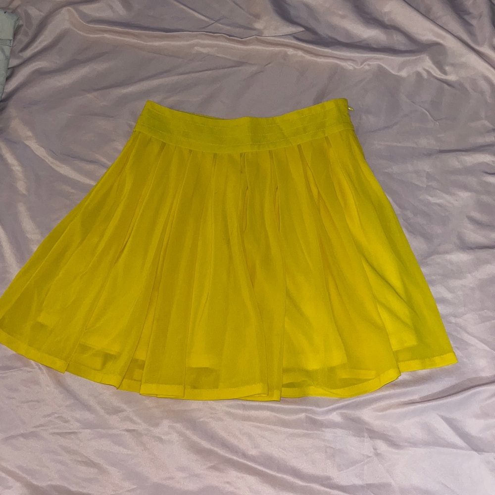 Love Riche small short pleated lightweight zip up spring skirt yellow